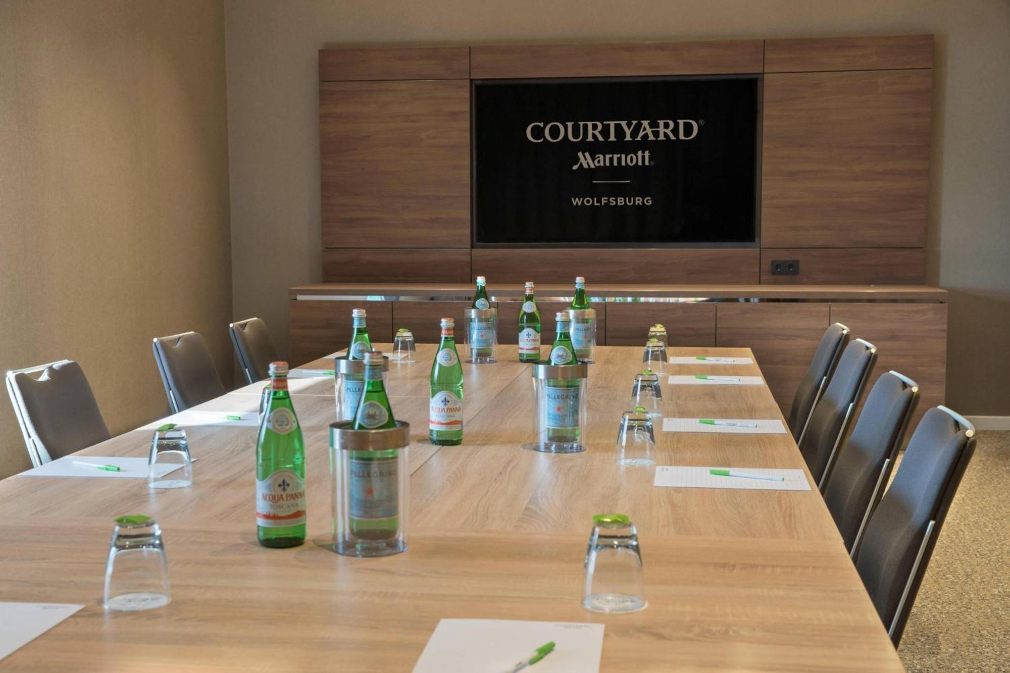 Отель Courtyard By Marriott Вольфсбург Экстерьер фото